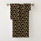Gold en Black Art Deco Fish Scale Pattern Bad Handdoek (Insitu)