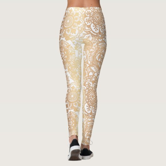 Gold en White Boho Mandala Pattern Yoga Leggings (Achterkant)