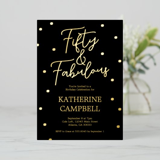 Gold Fifty and Fabulous Script 50th Birthday Folie Uitnodiging (Staand Voorkant)