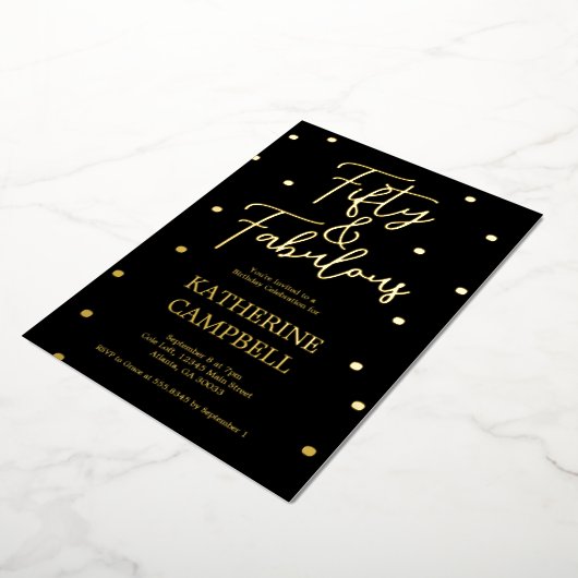 Gold Fifty and Fabulous Script 50th Birthday Folie Uitnodiging (Gedraaid)