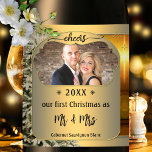 Gold First Christmas Ensemble Photo Vin Étiquette<br><div class="desc">Elégant étiquette de vin avec votre propre photo personnalisée encadrée par un design doré avec un arbre de Noël festif et des étoiles scintillantes. Beau pour un premier Noël ensemble ou un mariage de Noël.</div>