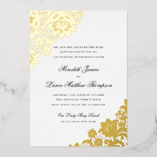 Gold Foil Lace Black en Gold Script Weddenschap Fo Folie Uitnodiging (Voorkant)