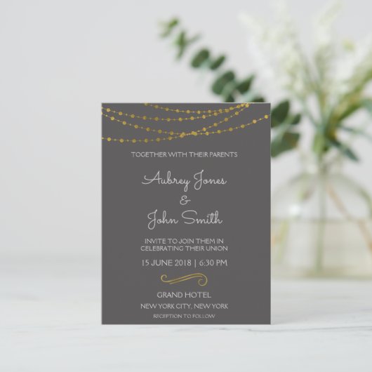 Gold Foil String Lights en Script Wedding Briefkaart (Staand voorkant)