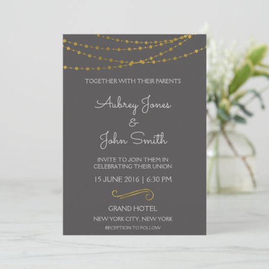 Gold Foil String Lights en Script Wedding Kaart (Staand voorkant)
