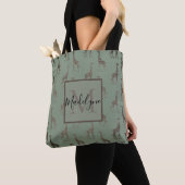 Gold Giraffe op Sage Green Monogram Tas (Dichtbij)
