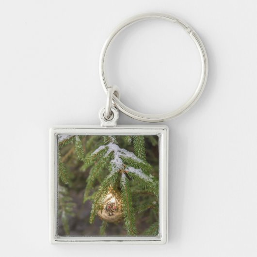 Gold Glass Christmas Ornament On Evergreen Tree Sleutelhanger (Voorkant)