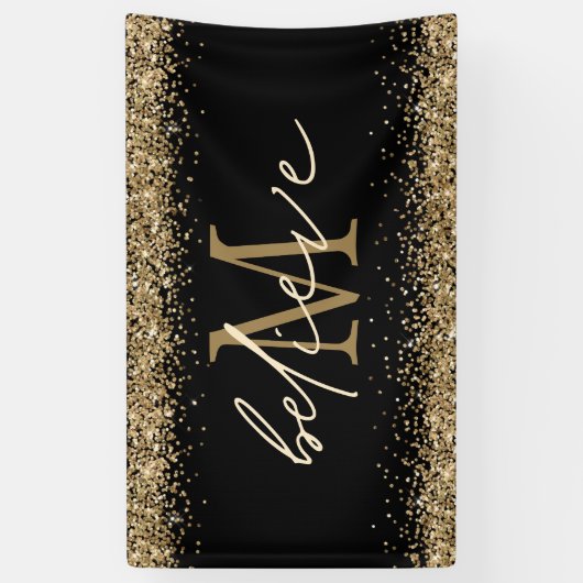 Gold Glitter Believe Script Monogram Initiaal zwar Spandoek (Verticaal)