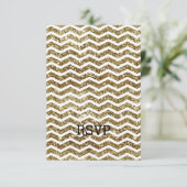 Gold Glitter Effect Elegant Chevron Zig-Zag RSVP Kaartje (Staand voorkant)