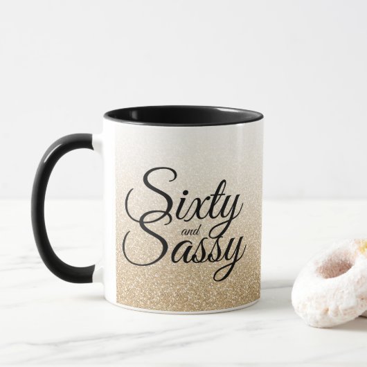Gold Glitter Ombre 60 en Sassy 60th Birthday Mok (Met donut)