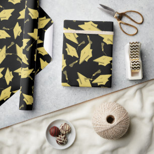 Gold Graduation Caps in de lucht op Black Fun Part Cadeaupapier