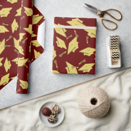 Gold Graduation Caps in de lucht op Maroon Party Cadeaupapier