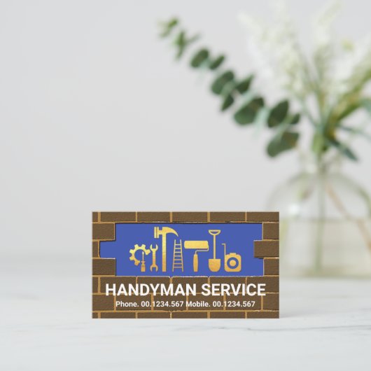 Gold Handyman Tools in Brick Wall Masonry Visitekaartje (Staand voorkant)
