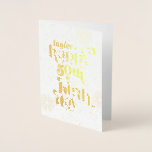Gold Happy 50th Birthday avec nom carte de voeux<br><div class="desc">Cette véritable carte pliée d'anniversaire de bienvenue présente un design typographique décoratif avec le nom du récipiendaire et dit "Joyeux 50e anniversaire". Décorée de feux d'artifice en feuille d'or et d'étoiles, cette carte festive du cinquantième anniversaire est parfaite pour une célébration. Cette carte de voeux pliée personnalisable est vide à...</div>