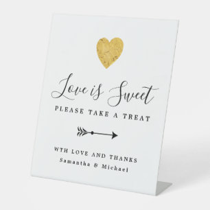 Gold Heart Love is Sweet Wedding Dessert Bar Reclamebord Met Voetstuk