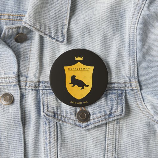 Gold HUFFLEPUFF™ Crowning Crest Ronde Button 7,6 Cm (In situ)