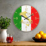 Gold Italie Pays Drapeau Italien Mur Horloge<br><div class="desc">Apportez un peu de la dolce vita à vos murs avec cette horloge murale drapeau italien de l'Italie de l'or personnalisé. Des détails dorés et élégants associés à l'emblématique drapeau italien font de cette pièce un robinet de douche. Idéal pour les cuisines, les bureaux, les cafés, ou tout le monde...</div>