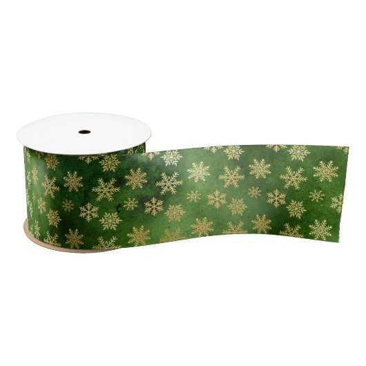 Gold kerstsnowflakes op groen lint (Spoel)