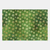 Gold kerstsnowflakes op rood en groen inpakpapier vel (Voorkant)