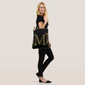 Gold M Monogram Initiaal Ontwerp op elke kleur Draagtas (Op model)