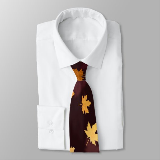 Gold Maple Leaf op donkerrood Stropdas (Gebonden)