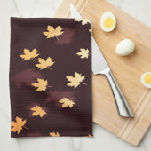 Gold Maple Leaf op donkerrood Theedoek (Quarter Fold)