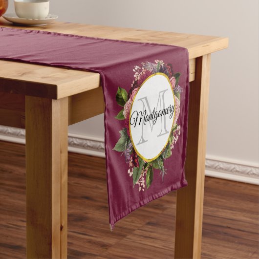 Gold Marble Pattern en Burgundy Florals Monogram Korte Tafelloper (Voorbeeld)