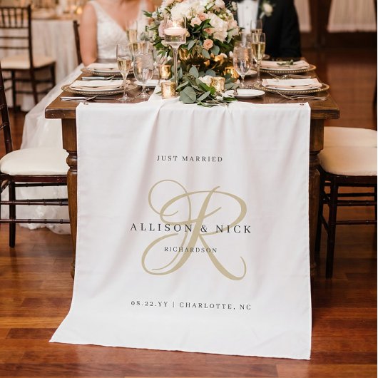 Gold Minimalistic Monogram Just Married Reception Wandkleed