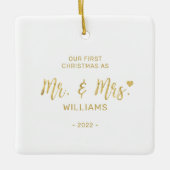Gold Modern lettering Mr & Mrs First Kerstmis Keramisch Ornament (Voorkant)