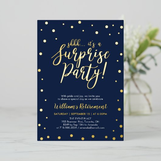 Gold Navy Blue Confetti Surprise Retirement Party Folie Uitnodiging (Staand Voorkant)