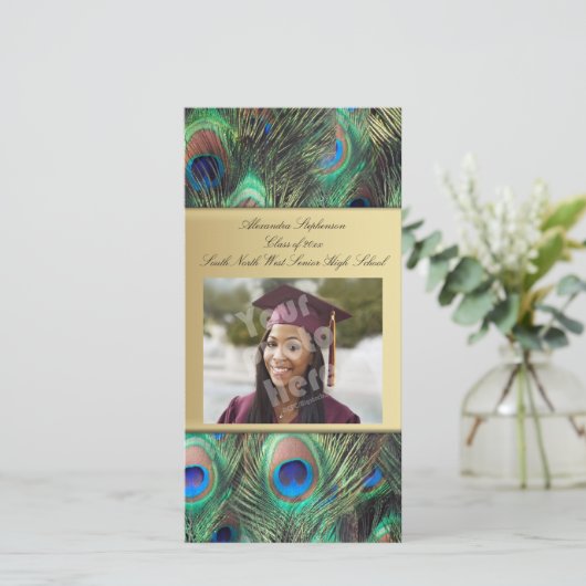 Gold Peacock Feather Elegant Afstuderen Aankondiging (Staand voorkant)