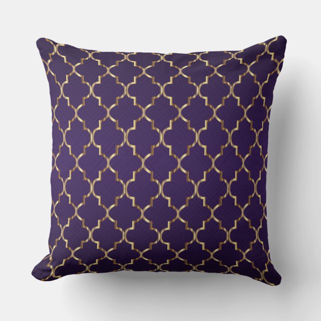 Gold Quatrefoil Pattern op Plum Paars Kussen (Voorkant)