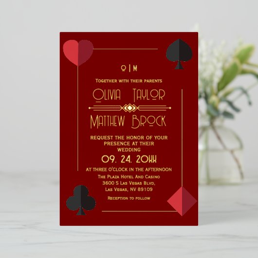 Gold Red Monogram Jouer Carte de mariage Invitatio (Debout devant)
