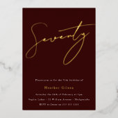 Gold Script 70th Birthday Party Burgundy Folie Uitnodiging (Voorkant)