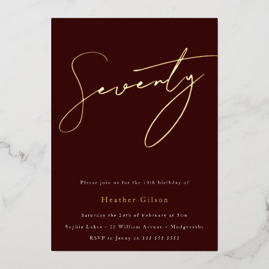 Gold Script 70th Birthday Party Burgundy Folie Uitnodiging (Voorkant)