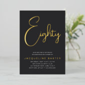 Gold Script 80th Birthday Party Folie Uitnodiging (Staand Voorkant)