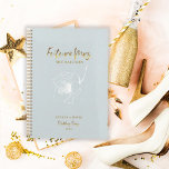Gold Script Future Mme Blush Blue<br><div class="desc">Le design romantique présente une fleur florale douce en blanc, "Future Mrs", et les mots "Plans Mariages" dans un script de typographie or contre un arrière - plan poussiéreux à texture bleue poudreuse. Customisez facilement vos noms et la date de votre choix. L'idée cadeau parfait pour la future mariée pour...</div>