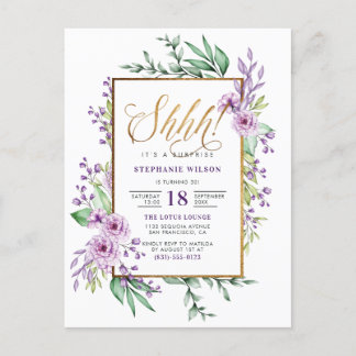Gold Script Paars Floral Surprise Birthday Party Uitnodiging Briefkaart