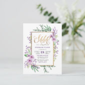 Gold Script Paars Floral Surprise Birthday Party Uitnodiging Briefkaart (Staand voorkant)