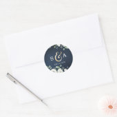 Gold script witte florale monogram bruiloft ronde sticker (Envelop)