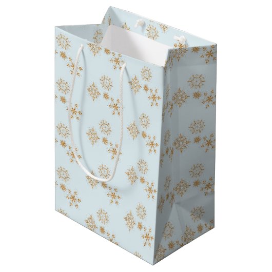 Gold Snowflake op het Frosty Blue-kerstpatroon Medium Cadeauzakje (Voorkant Gekanteld)
