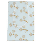 Gold Snowflake op het Frosty Blue-kerstpatroon Medium Cadeauzakje (Achterkant)