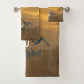 Gold sunrise personalizable mountains monogram bad handdoek (Insitu)