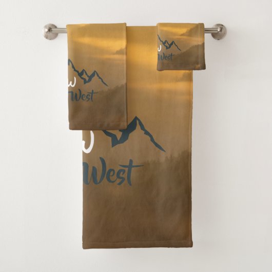 Gold sunrise personalizable mountains monogram bad handdoek (Insitu)