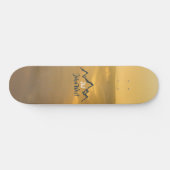 Gold sunrise personalizable mountains monogram skateboard (Horizontaal)