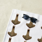 Gold Thor Hammer serviette de plage blanche (En situation)