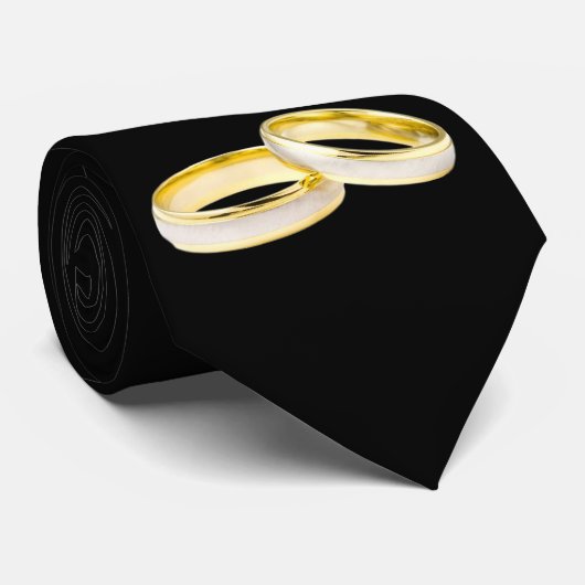 Gold Wedding Rings op Black Stropdas (Opgerold)