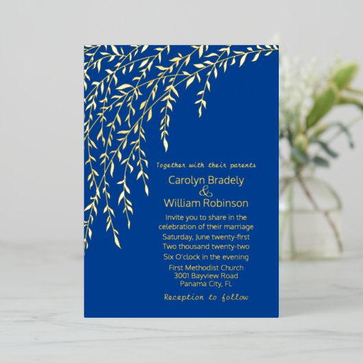 Gold Willows Royal Blue Wedding Folie Uitnodiging (Staand Voorkant)