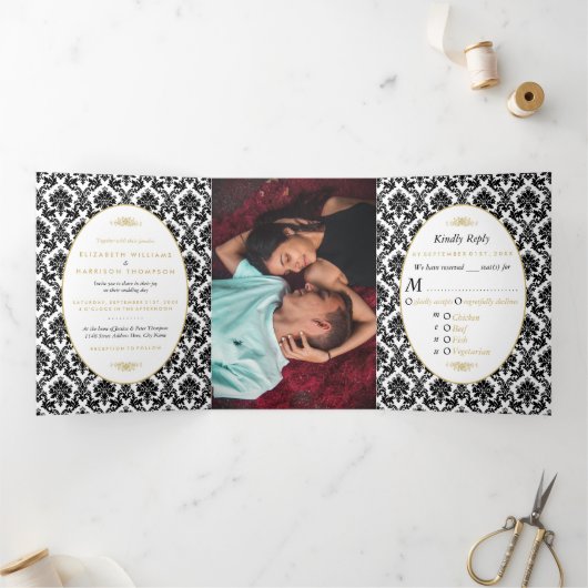 Gold, Zwart & Wit Damask Wedding Suite Drieluik Uitnodiging (Binnen)