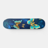 Golden Butterflies op een blauwe achtergrond Skateboard (Horizontaal)