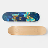 Golden Butterflies op een blauwe achtergrond Skateboard (Horizontaal)